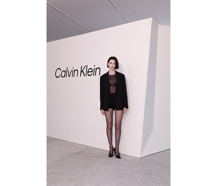 三吉彩花、美スタイル際立つショートパンツ×ブラックのブレザーを纏い登場＜Calvin Klein Harajuku Flagship GRAND OPEN＞