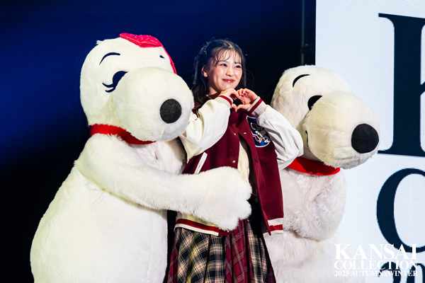 坂井仁香(超ときめき♡宣伝部)、DOUBLE NAME✕SNOOPYコラボステージに愛され感なアメカジ×ガーリースクールガールのミックスコーデ衣装で登場！＜関西コレクション 2025 AUTUMN＆WINTER＞