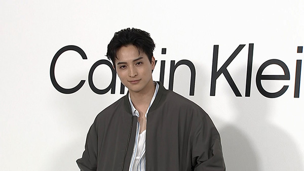 【動画】一ノ瀬颯、ストライプシャツにボンバージャケットを重ねたコーデで「Calvin Klein Harajuku Flagship／カルバン・クライン原宿」グランドオープンのフォトコールに登場！