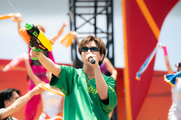 岩田剛典、ソロ曲「TORICO」発売！アーティスト初、ジャングリア沖縄でパフォーマンス！大量の水を浴びながら夏曲を披露