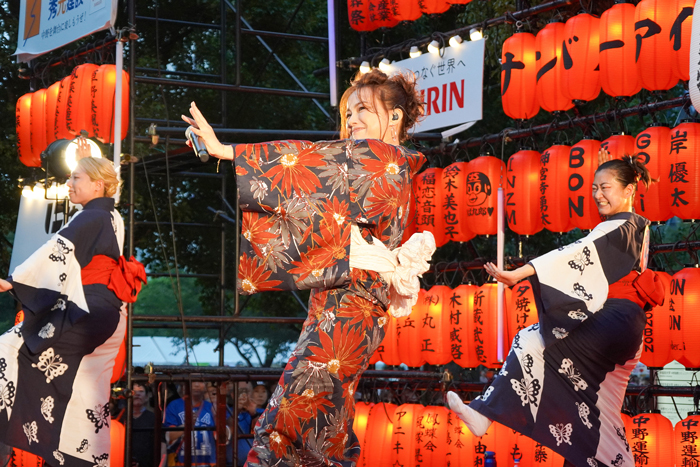「ワッショイ！」を合言葉に、相川七瀬が中野駅前大盆踊り大会で踊れるロックの夏を演出