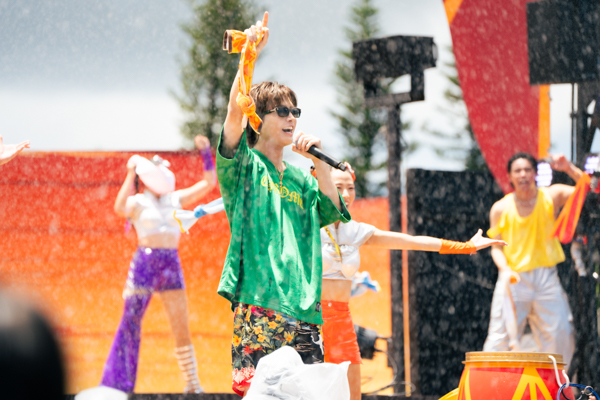 岩田剛典、ソロ曲「TORICO」発売！アーティスト初、ジャングリア沖縄でパフォーマンス！大量の水を浴びながら夏曲を披露