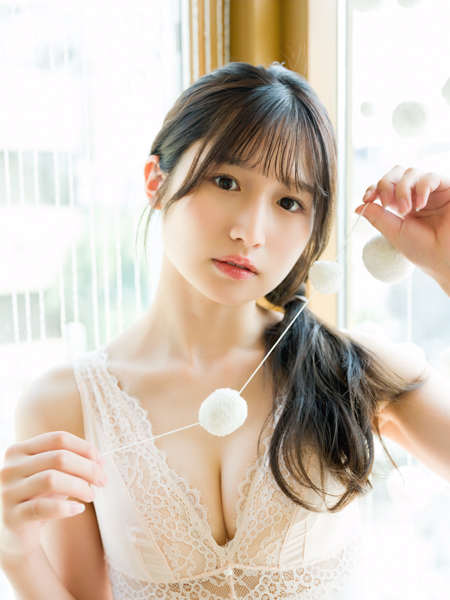 【インタビュー】貝賀琴莉、お気に入りの華やかなベロア衣装で可憐さと色気を表現！8月26日(火)発売の「FLASH」に初登場！