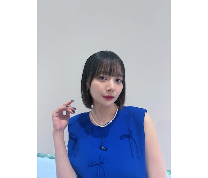 岡田紗佳、シックなブルーコーデで美スタイル披露！「魅力的すぎる」