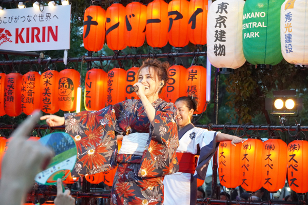 「ワッショイ！」を合言葉に、相川七瀬が中野駅前大盆踊り大会で踊れるロックの夏を演出