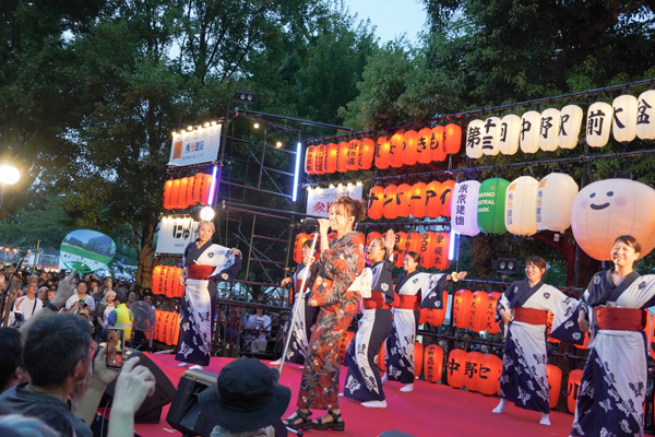 「ワッショイ！」を合言葉に、相川七瀬が中野駅前大盆踊り大会で踊れるロックの夏を演出