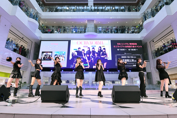 OCHA NORMA、新曲『女の愛想は武器じゃない』で池袋を魅了