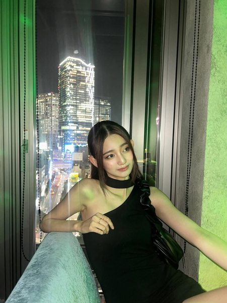 黒木麗奈、神スタイル際立つ大人のブラックドレス姿披露