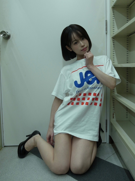 圧倒的な透明感と大人の色気が融合する『MINAMO』美脚あらわなオフショット公開！