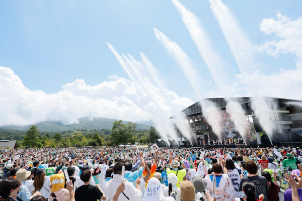 私立恵比寿中学、8人新体制初となる夏の恒例野外ワンマンライブ『FAMIEN 2025』を山中湖で開催！