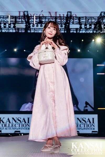 =LOVE・大谷映美里、Rosé Muse（ロゼ ミューズ） ステージにガーリーなピンクワンピースで登場！＜関西コレクション 2025 AUTUMN＆WINTER＞