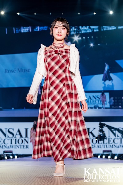 =LOVE・齋藤樹愛羅、Rosé Muse（ロゼ ミューズ） ステージにクラシカルなチェック柄ワンピースで登場！＜関西コレクション 2025 AUTUMN＆WINTER＞