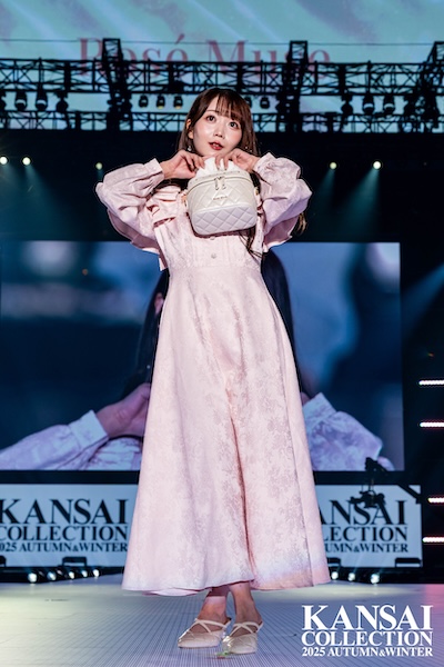 =LOVE・大谷映美里、Rosé Muse（ロゼ ミューズ） ステージにガーリーなピンクワンピースで登場！＜関西コレクション 2025 AUTUMN＆WINTER＞