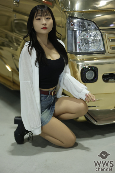 丸山ナナ子、デニムミニスカで美脚アピール！