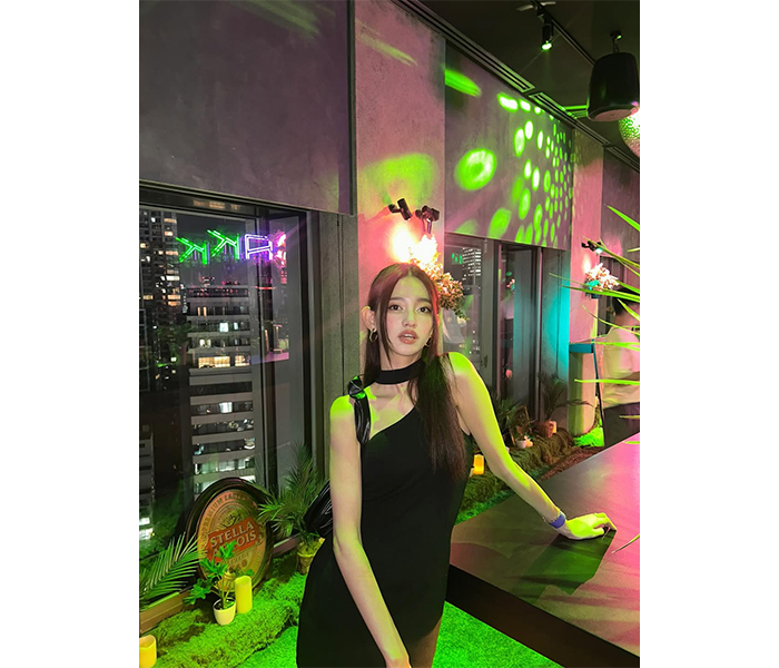 黒木麗奈、神スタイル際立つ大人のブラックドレス姿披露