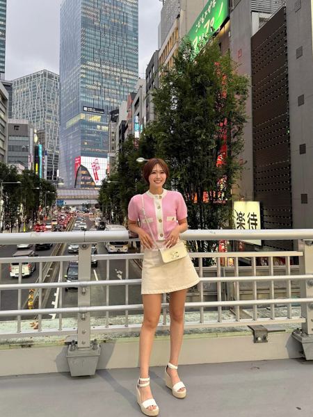 藤澤響花、スラリ美脚かがやくシンプルコーデにファン絶賛！