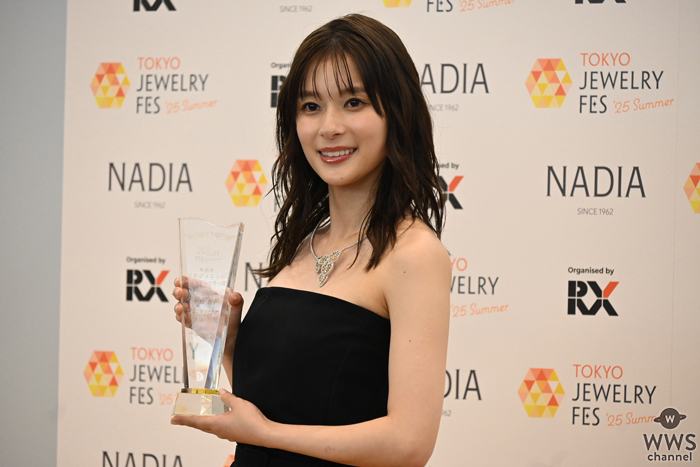 芳根京子、デコルテラインが映える天然ダイヤモンドを着用して登場【第36回日本ジュエリーベストドレッサー賞】