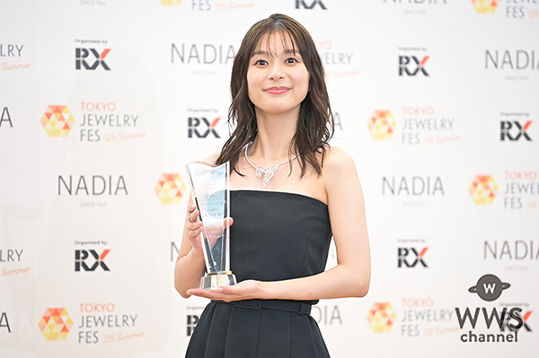 【動画】芳根京子、2000万のダイヤモンドネックレス姿で20代部門受賞の喜びを語る！「頑張ったご褒美なのかな」＜第36回日本ジュエリーベストドレッサー賞＞