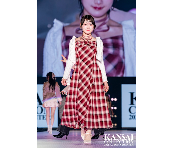 =LOVE・齋藤樹愛羅、Rosé Muse（ロゼ ミューズ） ステージにクラシカルなチェック柄ワンピースで登場！＜関西コレクション 2025 AUTUMN＆WINTER＞