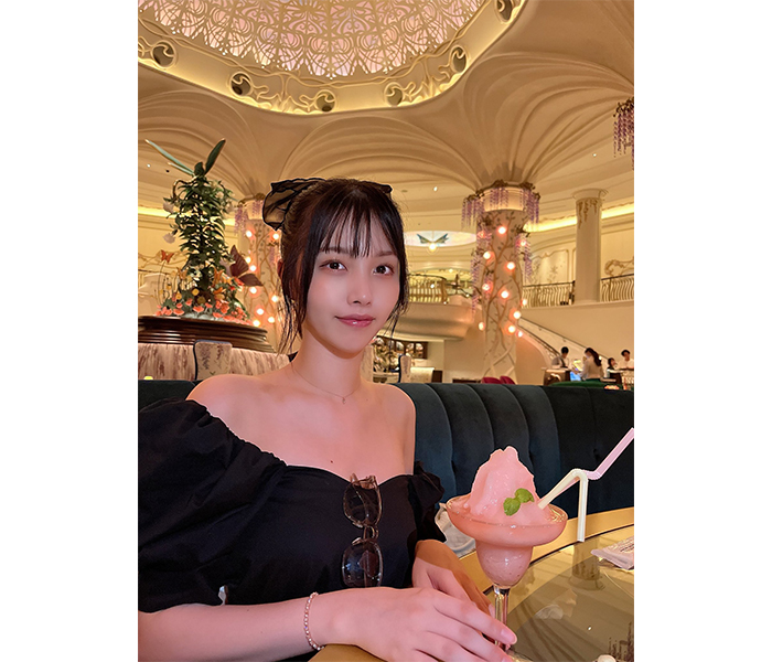 くるす蘭「肩だし珍しい！」デコルテあらわな美ドレス姿でディズニーシー満喫！