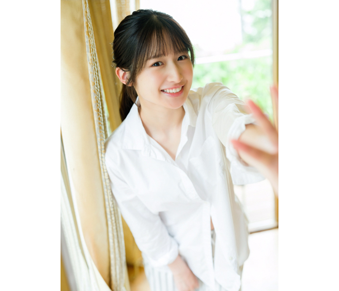 【インタビュー】貝賀琴莉、お気に入りの華やかなベロア衣装で可憐さと色気を表現！8月26日(火)発売の「FLASH」に初登場！