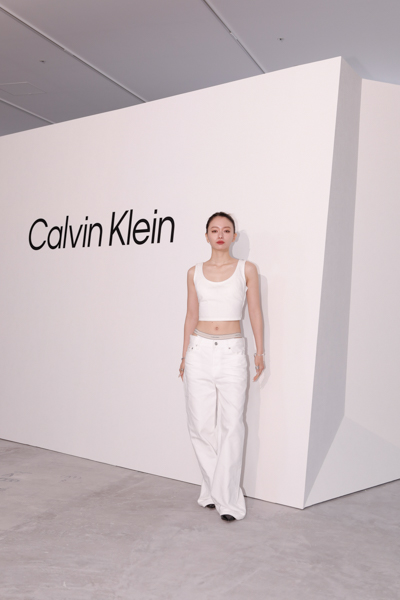 山本舞香、おへそあらわ！クロップドタンクトップ×バギージーンズコーデで登場＜Calvin Klein Harajuku Flagship GRAND OPEN＞