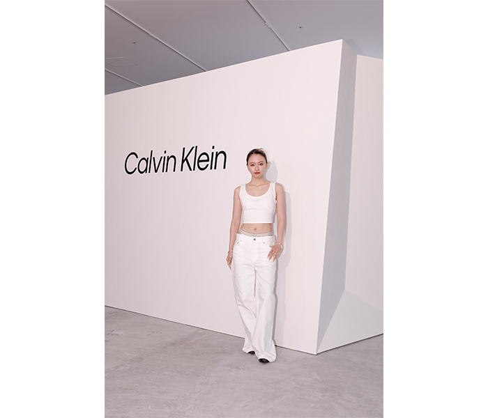 山本舞香、おへそあらわ！クロップドタンクトップ×バギージーンズコーデで登場＜Calvin Klein Harajuku Flagship GRAND OPEN＞