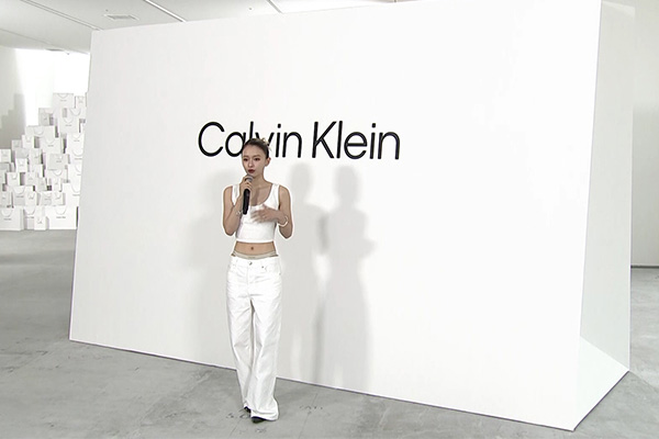 【動画】山本舞香、おへそを覗かせたクロップドタンクトップにバギージーンズをあわせで「Calvin Klein Harajuku Flagship／カルバン・クライン原宿」グランドオープンのフォトコールに登場！