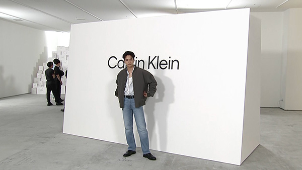 【動画】一ノ瀬颯、ストライプシャツにボンバージャケットを重ねたコーデで「Calvin Klein Harajuku Flagship／カルバン・クライン原宿」グランドオープンのフォトコールに登場！