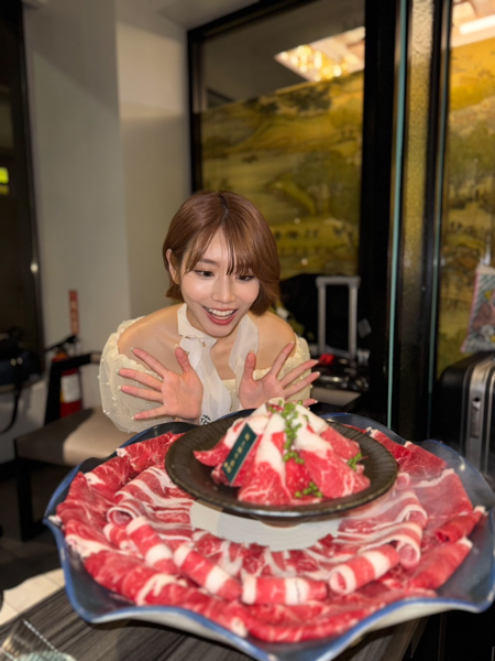 台湾でスター的存在の「天下第一人」河北彩伽。大好きな火鍋を前に可愛いすぎるオフショット公開！