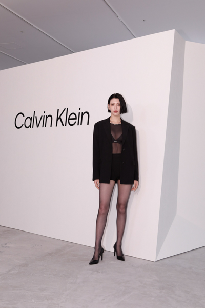 三吉彩花、美スタイル際立つショートパンツ×ブラックのブレザーを纏い登場＜Calvin Klein Harajuku Flagship GRAND OPEN＞