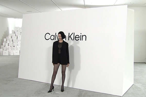 【動画】三吉彩花、ショートパンツにブラックのブレザーで「Calvin Klein Harajuku Flagship／カルバン・クライン原宿」グランドオープンのフォトコールに登場1
