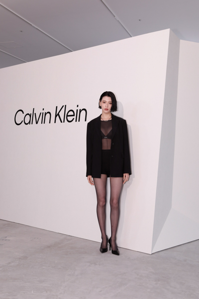 三吉彩花、美スタイル際立つショートパンツ×ブラックのブレザーを纏い登場＜Calvin Klein Harajuku Flagship GRAND OPEN＞