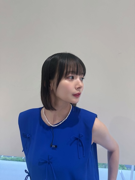 岡田紗佳、シックなブルーコーデで美スタイル披露！「魅力的すぎる」