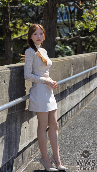 元電通社員でモデル・藤崎里菜、 美脚あらわなホワイト＆ブラック・ミニスカコーデ！ 「2025年は愛犬と共演することが目標」
