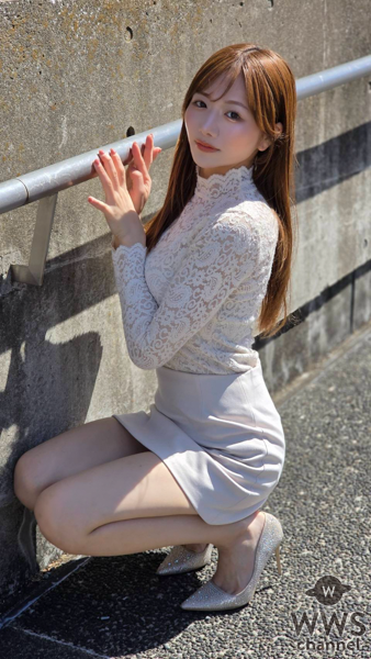 元電通社員でモデル・藤崎里菜、 美脚あらわなホワイト＆ブラック・ミニスカコーデ！ 「2025年は愛犬と共演することが目標」