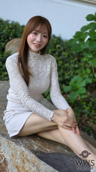 元電通社員でモデル・藤崎里菜、 美脚あらわなホワイト＆ブラック・ミニスカコーデ！ 「2025年は愛犬と共演することが目標」