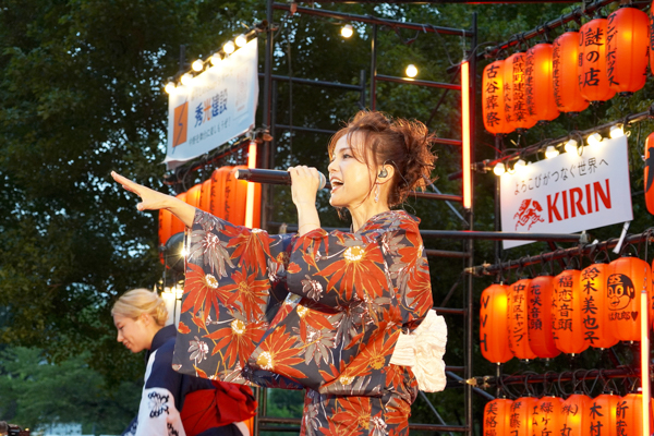「ワッショイ！」を合言葉に、相川七瀬が中野駅前大盆踊り大会で踊れるロックの夏を演出