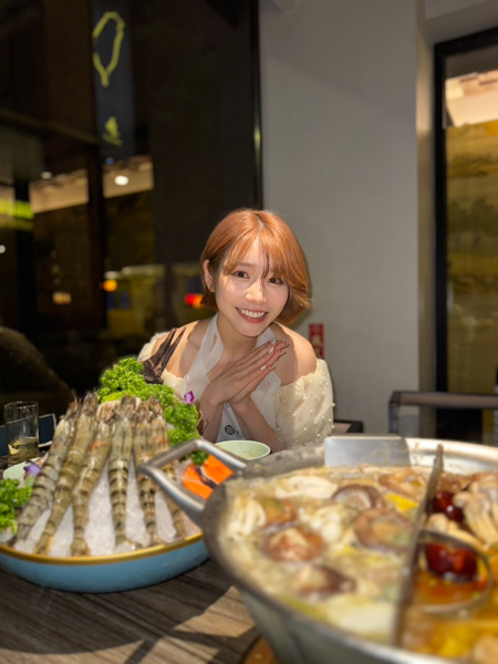 台湾でスター的存在の「天下第一人」河北彩伽。大好きな火鍋を前に可愛いすぎるオフショット公開！