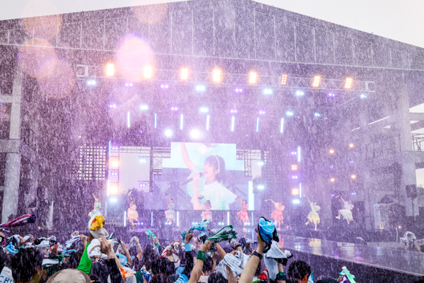 私立恵比寿中学、8人新体制初となる夏の恒例野外ワンマンライブ『FAMIEN 2025』を山中湖で開催！