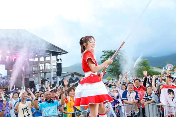 私立恵比寿中学、8人新体制初となる夏の恒例野外ワンマンライブ『FAMIEN 2025』を山中湖で開催！