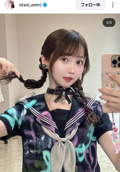 大谷映美里、美脚スラリ！近未来的デザインのセーラー服着こなし！！