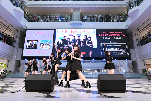 OCHA NORMA、新曲『女の愛想は武器じゃない』で池袋を魅了