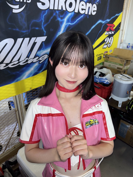 現役中学生・竹下優里＆現役高校生・泉穂花、美脚あらわなレースクイーン衣装で魅了