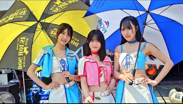 現役中学生・竹下優里＆現役高校生・泉穂花、美脚あらわなレースクイーン衣装で魅了