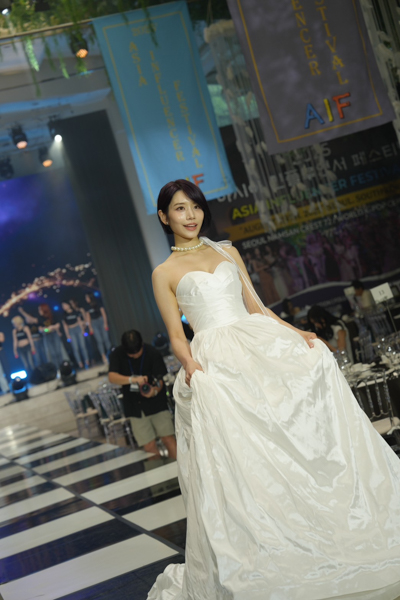 萌名/河北彩伽がアジアのスターに！韓国ソウルで初開催されたAIFでアジアスター賞とベストモデル賞をW受賞し快挙達成。