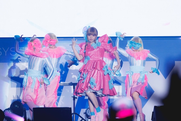 きゃりーぱみゅぱみゅ、シルバードレスにファン歓喜！「激盛り可愛い」「絵になる」