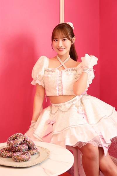 小悪魔フェイスで可愛すぎると話題の小野六花。アイドルの衣装で女神すぎるオフショット公開！