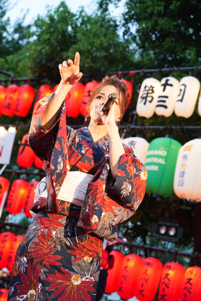 「ワッショイ！」を合言葉に、相川七瀬が中野駅前大盆踊り大会で踊れるロックの夏を演出