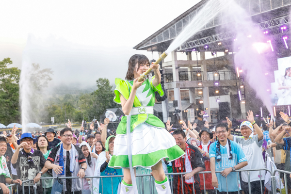 私立恵比寿中学、8人新体制初となる夏の恒例野外ワンマンライブ『FAMIEN 2025』を山中湖で開催！